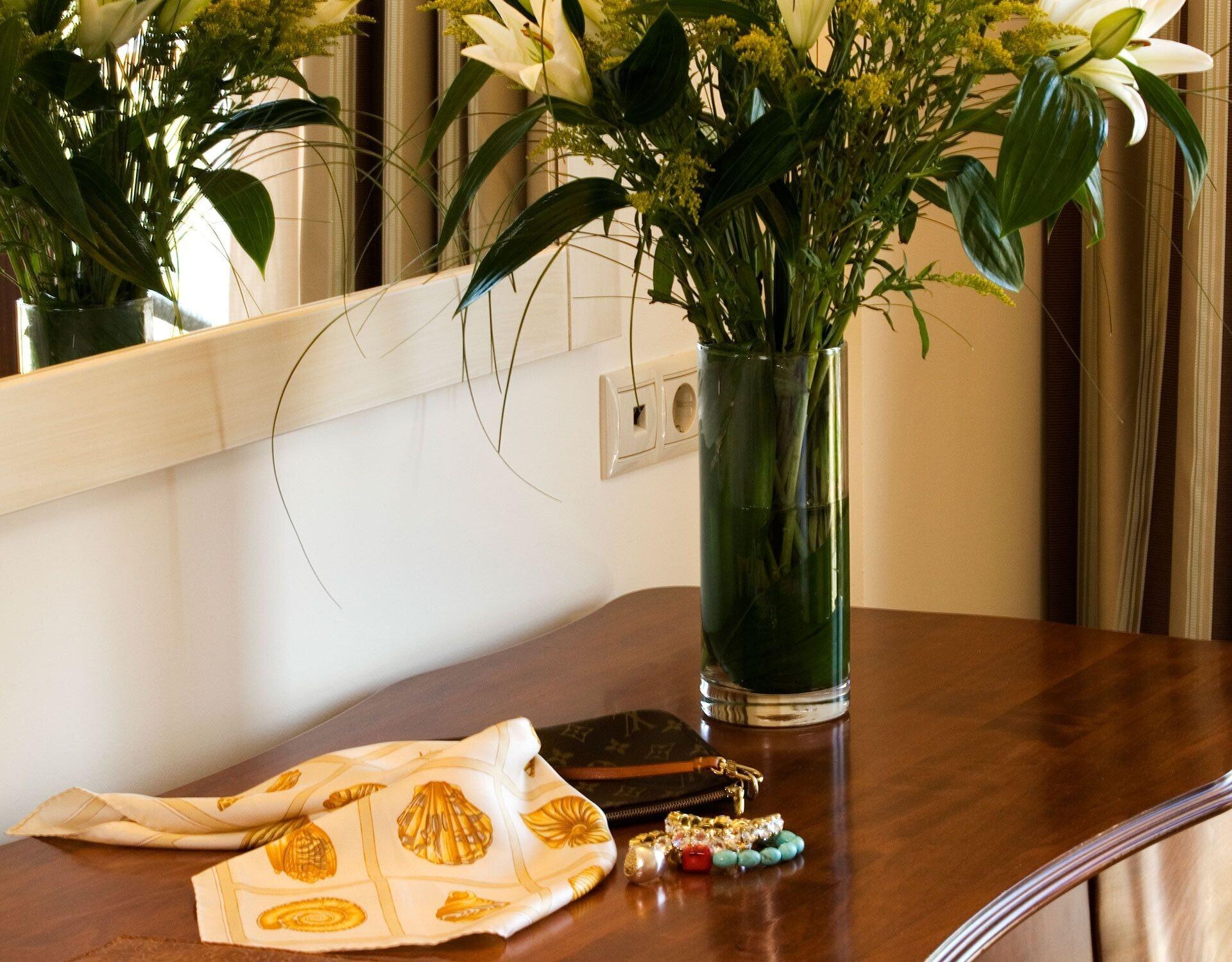 Valis Resort Hotel Volos Exterior photo A table with a vase of flowers